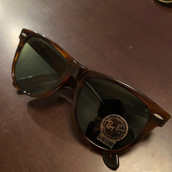 Multiple pairs of Ray Ban sunglasses - Picture 8 of 16